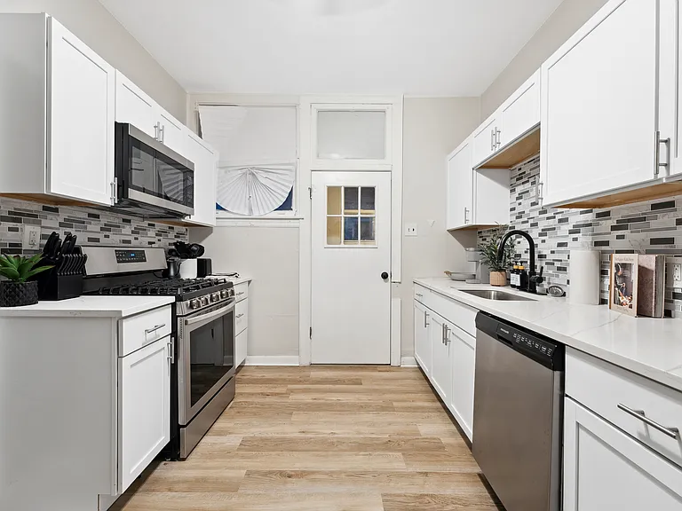 3340 Lombard Ave — Photo 5