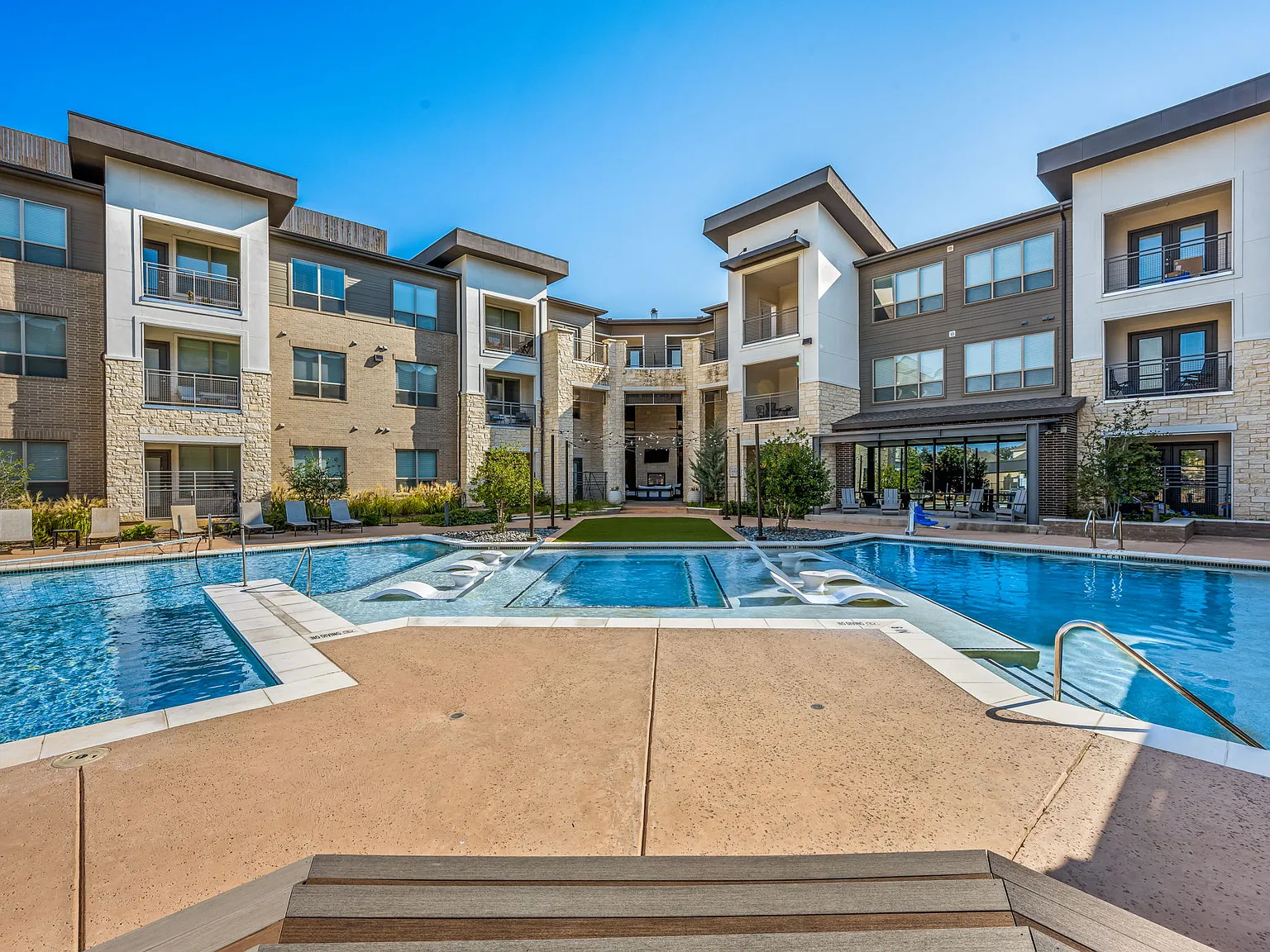Hunters Creek Apartments — Photo 2