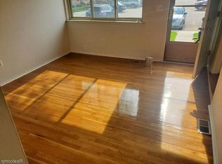 9729 Cornell St, Taylor, MI 48180