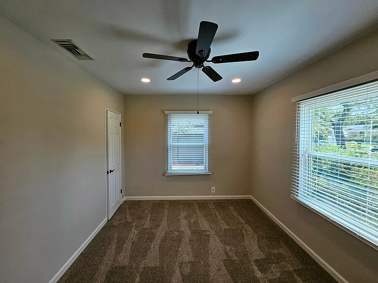 906 N Parish Pl — Photo 7