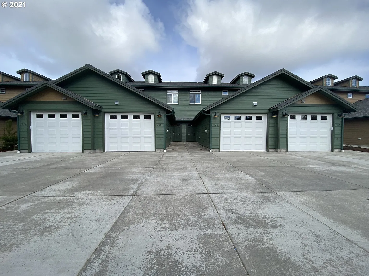 2 bed, 2.5 bath, 1350 sqft, $1,900 — Photo 1