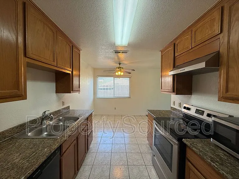 1462 Snyder St — Photo 8