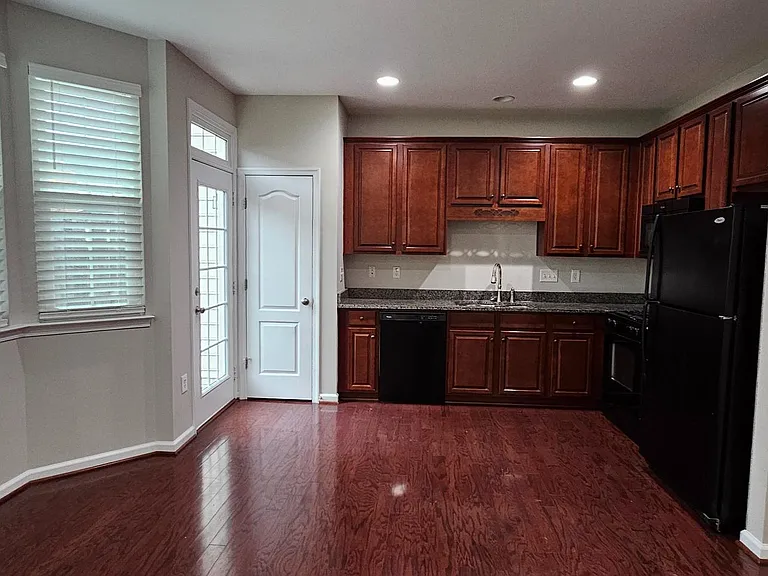 311 Prestwick Ln — Photo 3