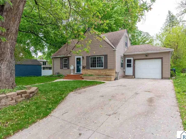 1215 Woodland Ave, Mankato, MN 56001