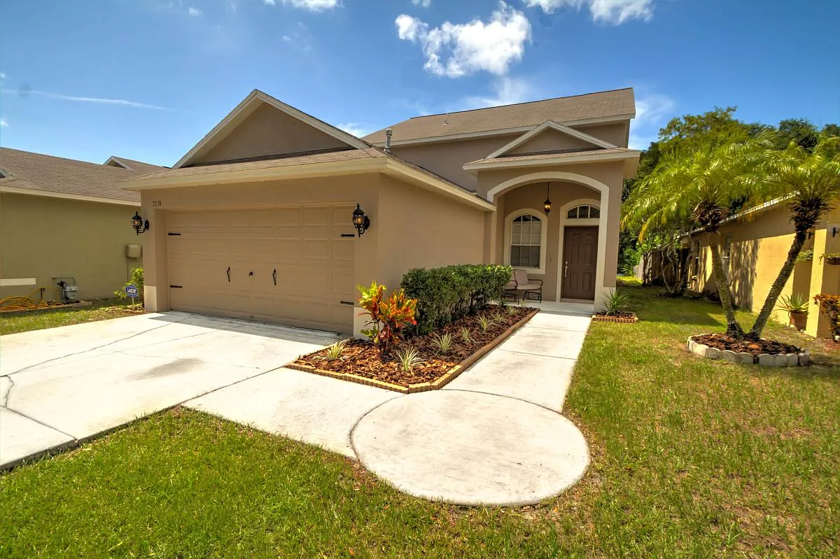 4 bed, 2.5 bath, 2016 sqft, $3,100 — Photo 1