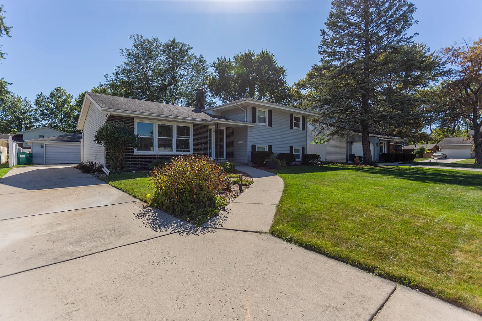1748 Holly Ln photo 1