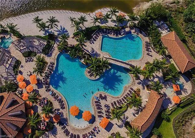 Beautiful resort pool, lap pool large Hottub