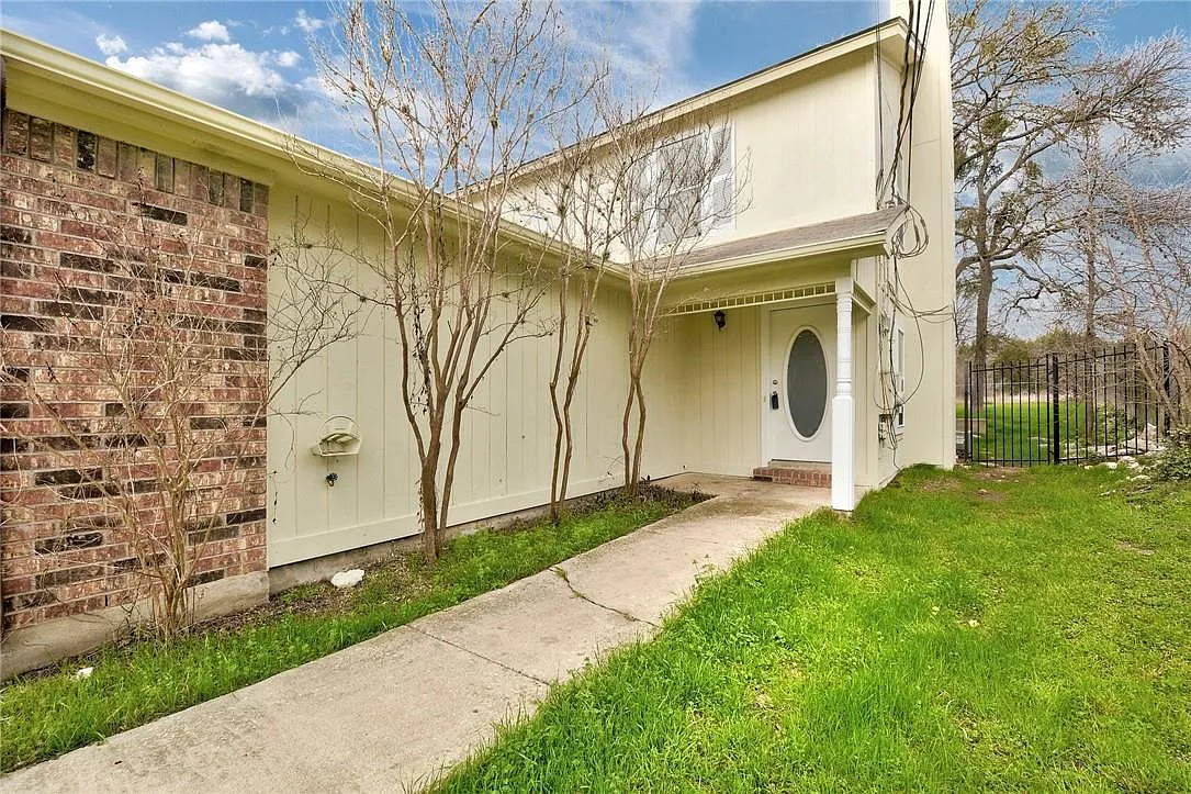 2 bed, 2.5 bath, 1128 sqft, $1,700 — Photo 2
