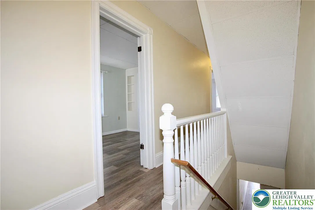 2 bed, 1.0 bath, 1100 sqft, $1,375 — Photo 2