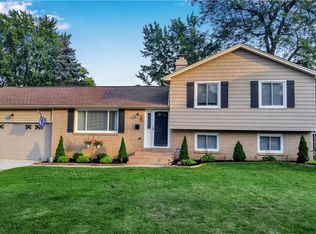 24 Cherrywood Ct, Williamsville, NY