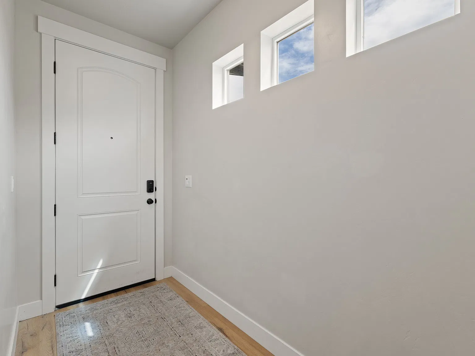4 bed, 3.5 bath, 2331 sqft, $690 — Photo 3