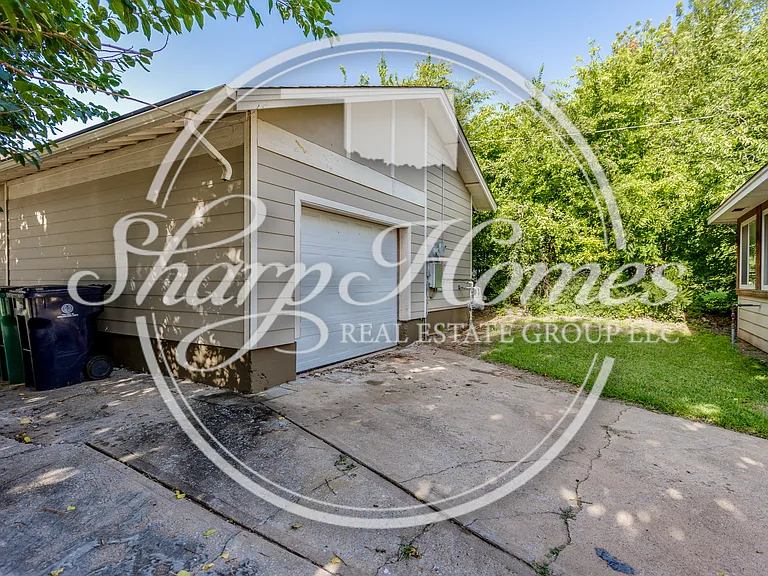 1633 NE 11th St — Photo 46