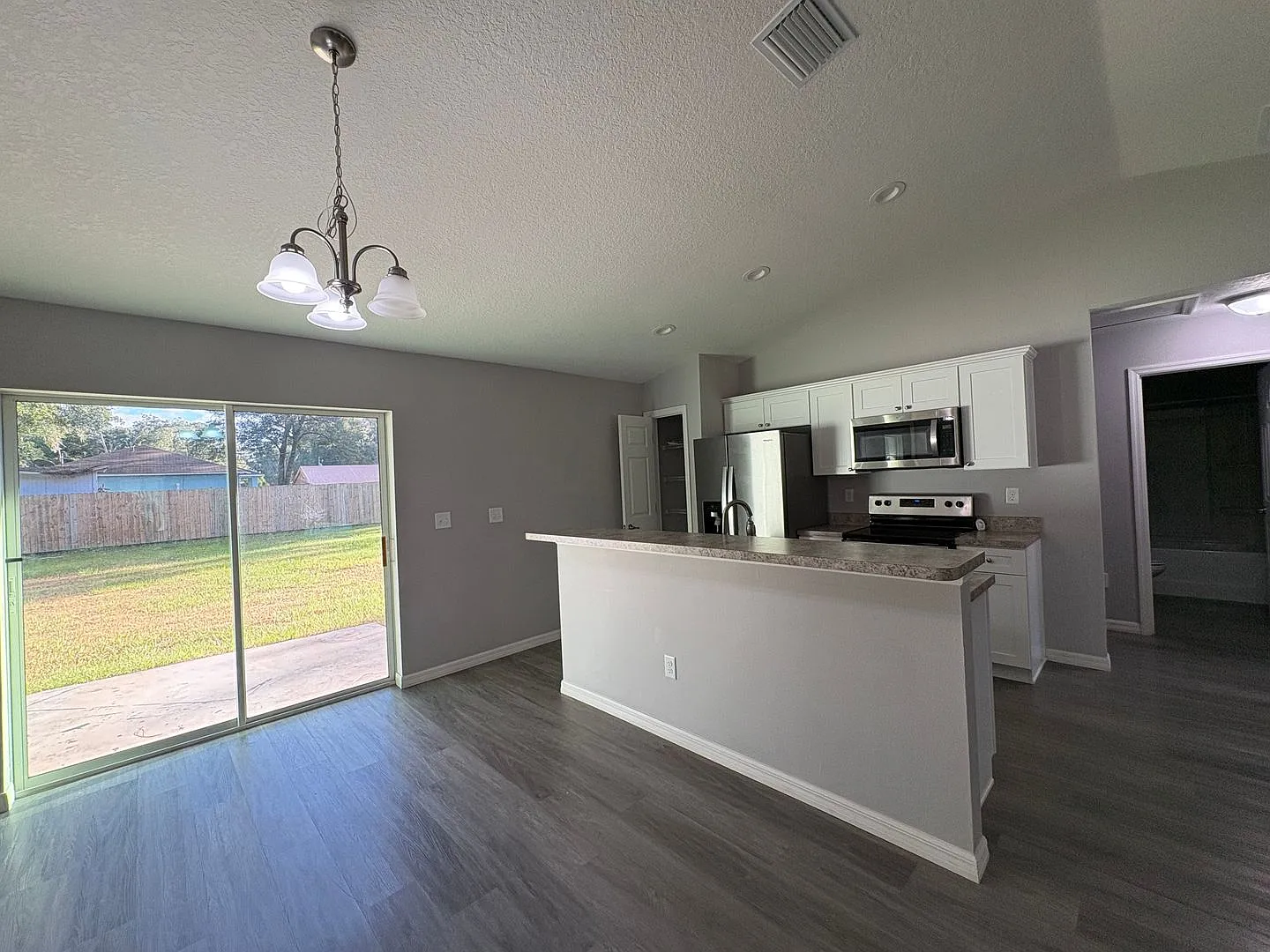 Spacious NW Ocala Home on a Large Corner Lot — Photo 4