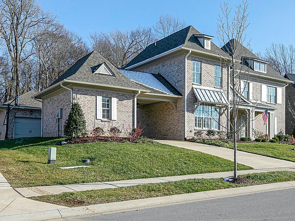 3rd image of 1038 Memorial Dr