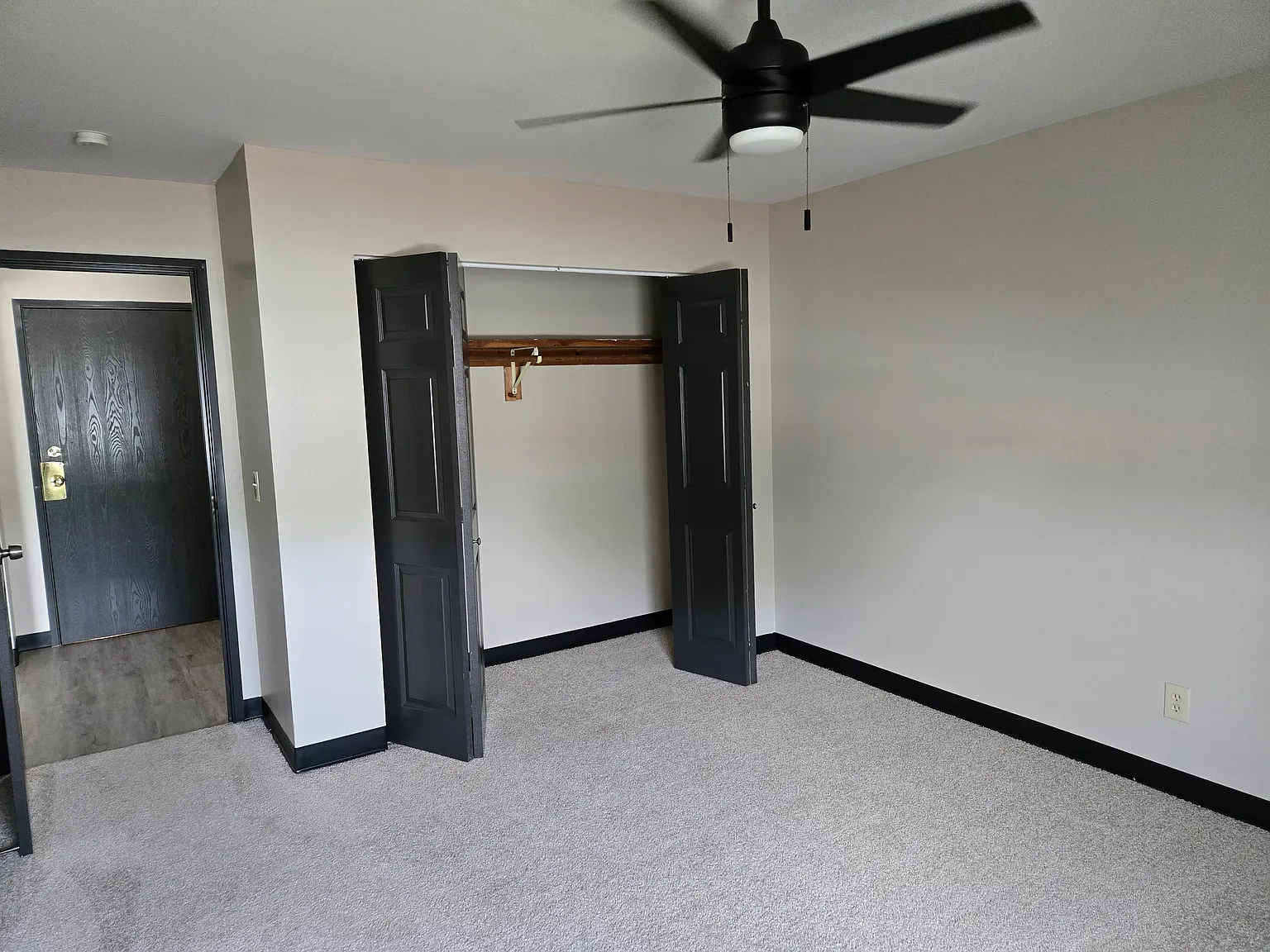 211 N Fraternity Ln — Photo 3