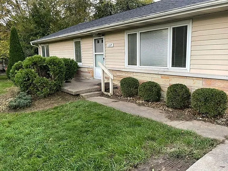 117 N Hillsdale Dr — Photo 2