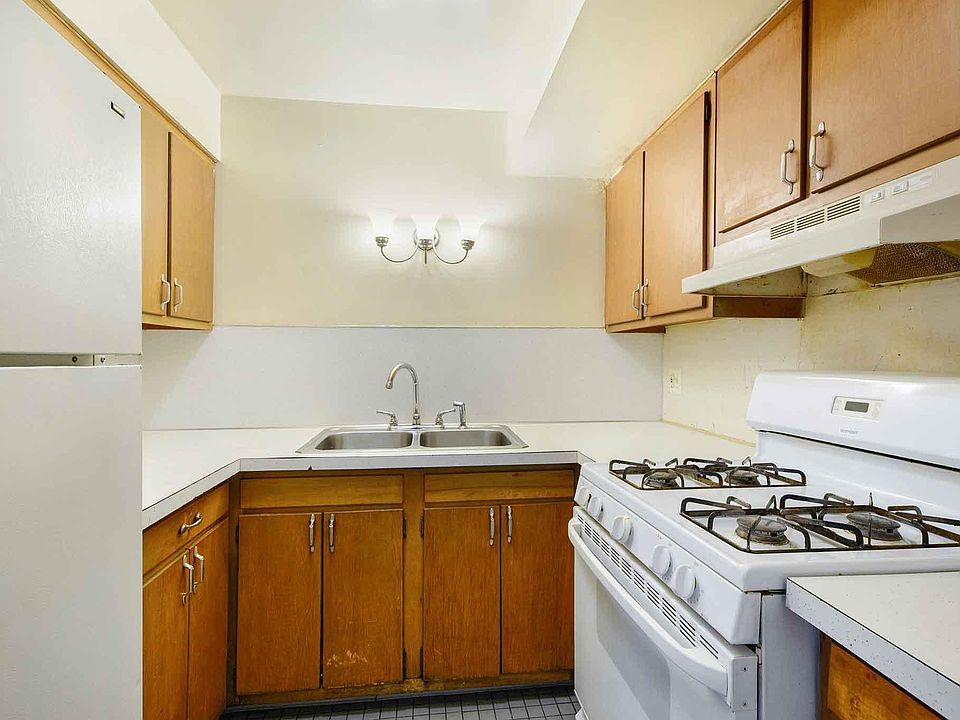 Cabinets have since been painted, new photos coming soon.