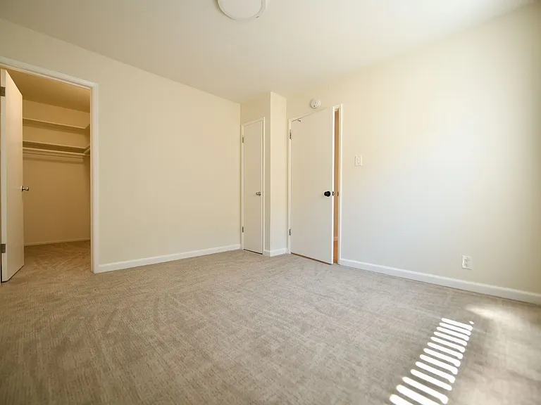 2p008 - Lake View East — Photo 11