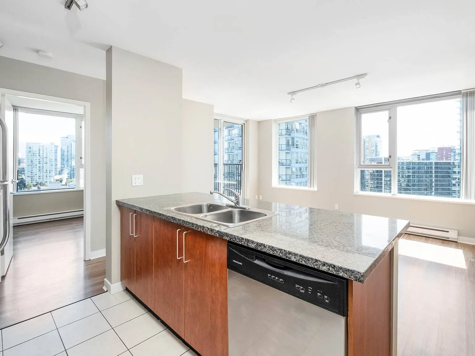 Yaletown 939 — Photo 1