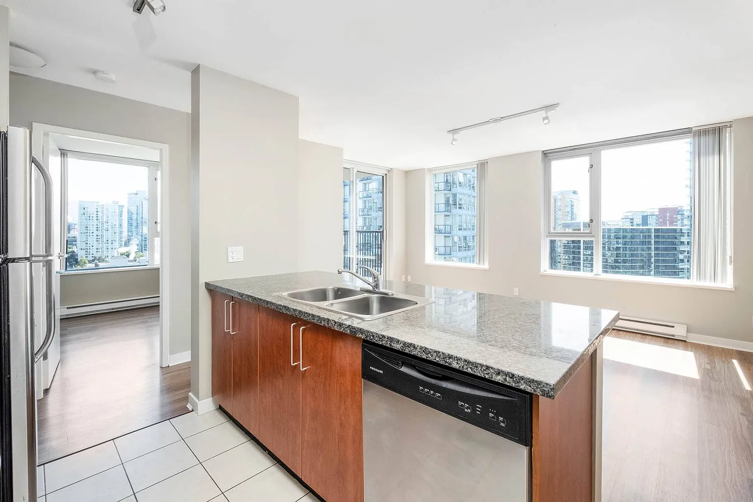 939 Beatty St #1177422 photo 1