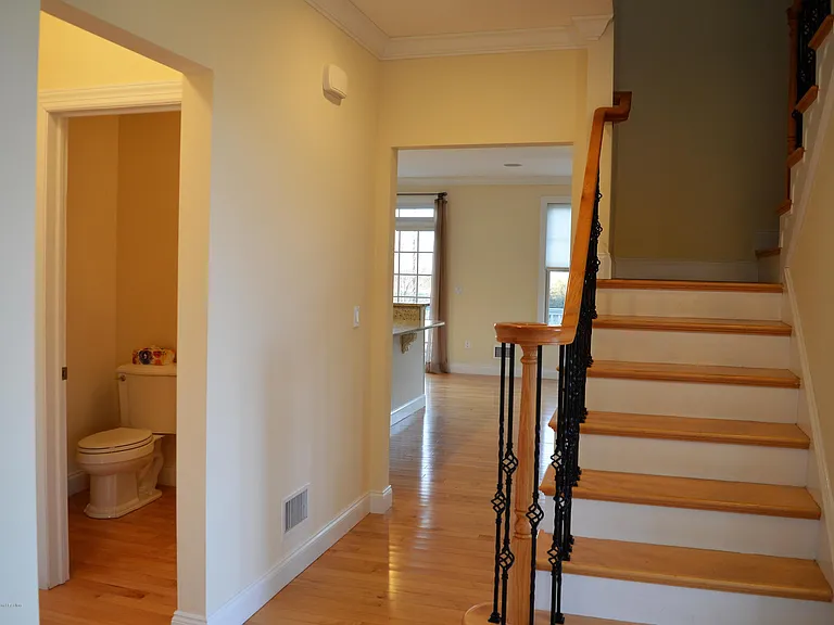 606 Park Ave — Photo 52