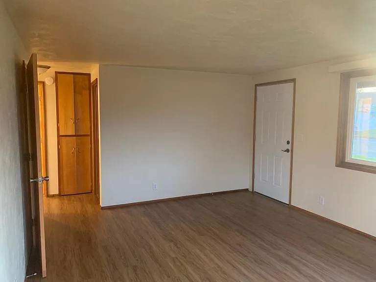390 Laurel St — Photo 6