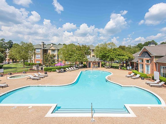 Serene Pool View - Thornhill Apartments