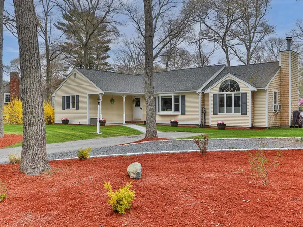 28 Mayflower Road, Mashpee, MA 02649