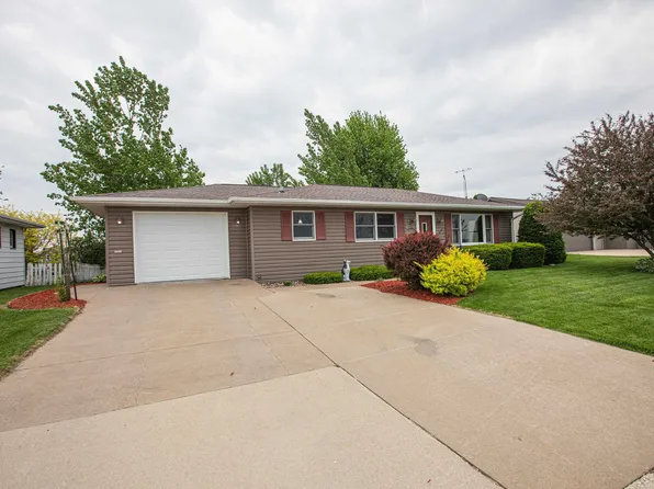 114 S School St, Cuba City, WI 53807