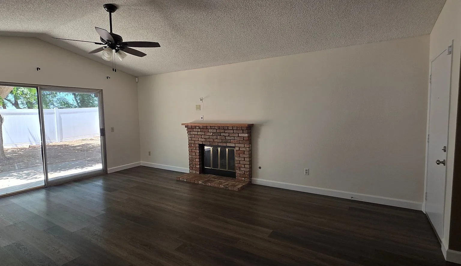 Two Bedroom, Two Bathroom Home in Beaumont! — Photo 2