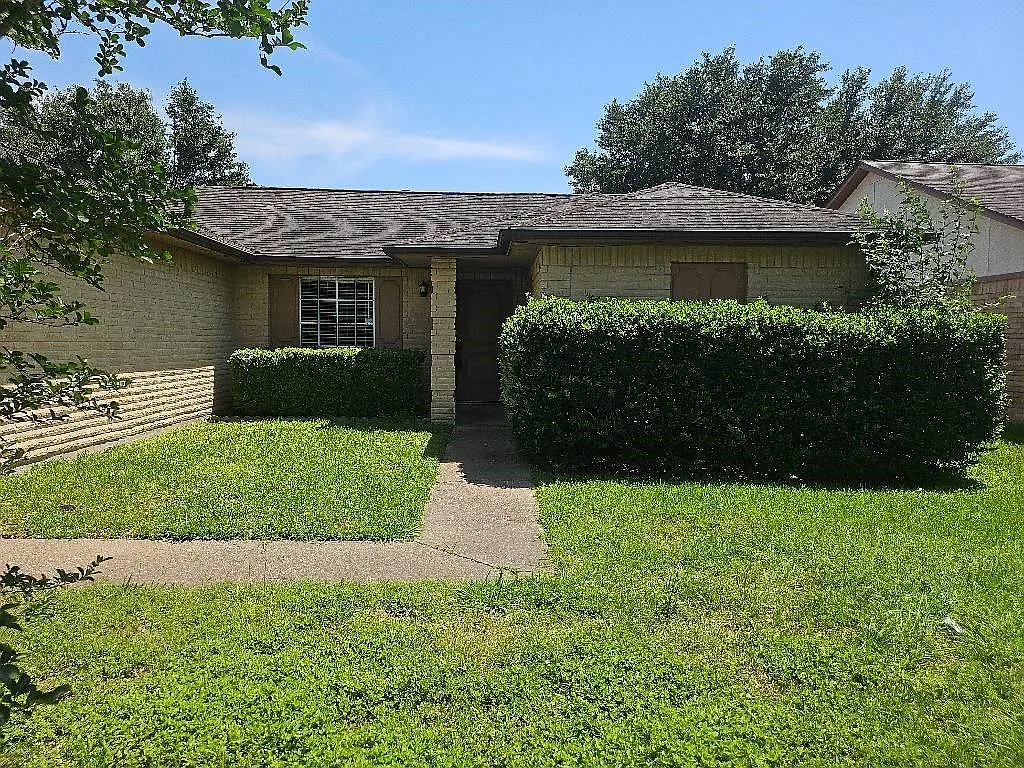 Photo 1 of 11 - 3010 Becket St - Pearland, TX Primary Photo - 3010 Becket St