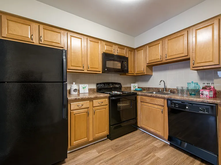 1010 Mineola Dr — Photo 4