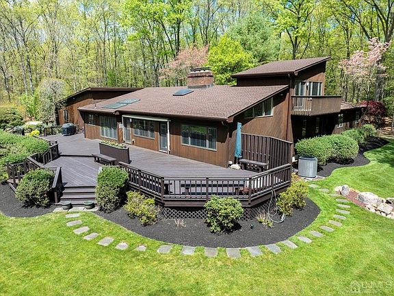 3rd image of 24 Beaverdam Dr