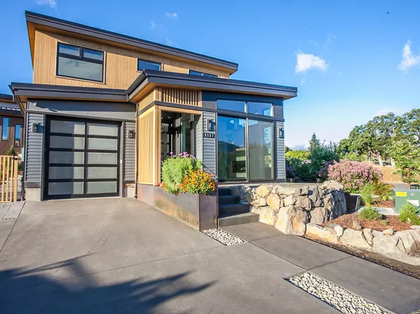 1117 Kesia Ln, Hood River, OR 97031
