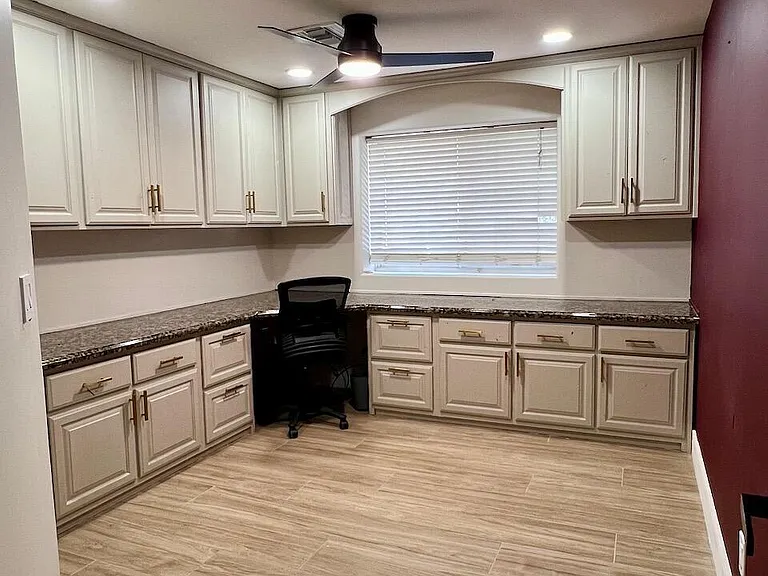 219 W Harmont Dr — Photo 6