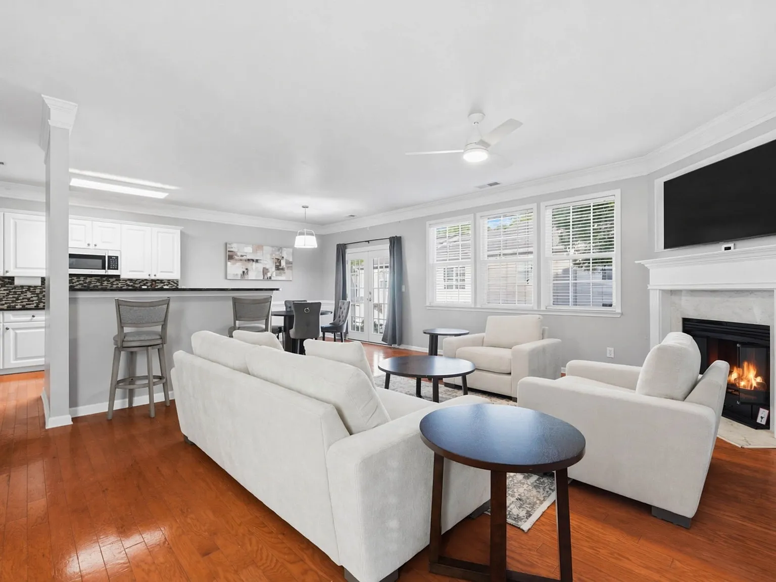 3 bed, 2.5 bath, 1952 sqft, $2,950 — Photo 3
