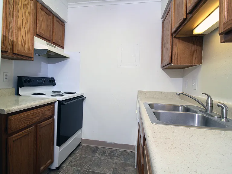 Sunburst Apts — Photo 7