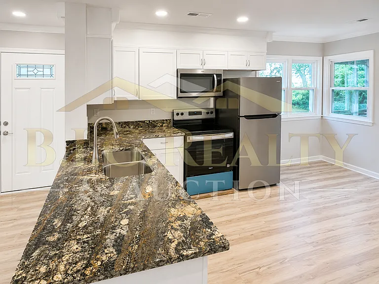 501 N Poplar St — Photo 3