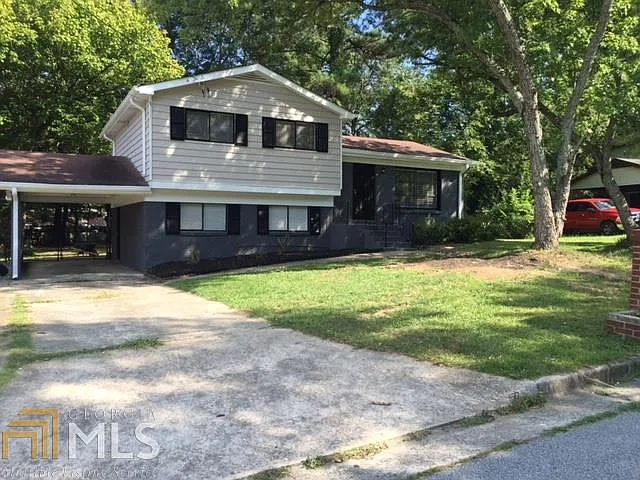 352 Woodstock Dr SW photo 1