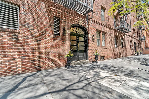 Rented by Avi Nash Associates | media 19