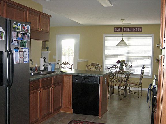 Kitchen w/ eat-in Breakfast area