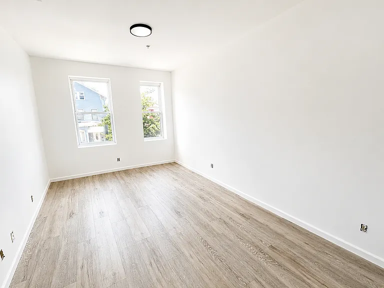 146 N Grove St — Photo 23