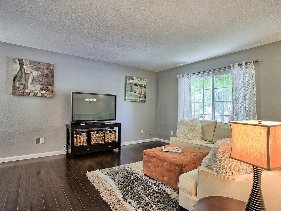 1st image of 14 Ginger Lake Dr W