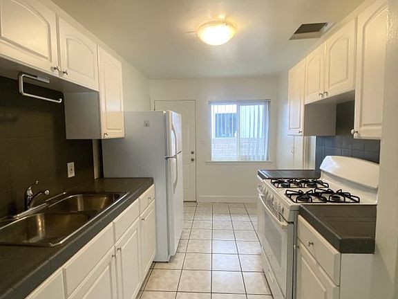 3rd image of 1633-1639 Hornblend St #1635