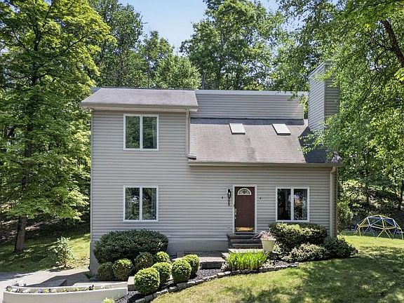 2nd image of 305 Oak Lane