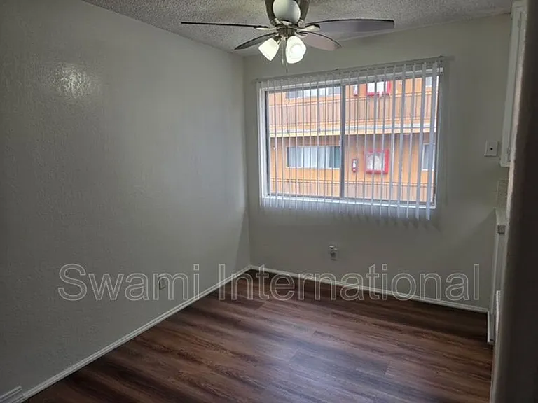 308 W Queen St #14 — Photo 7