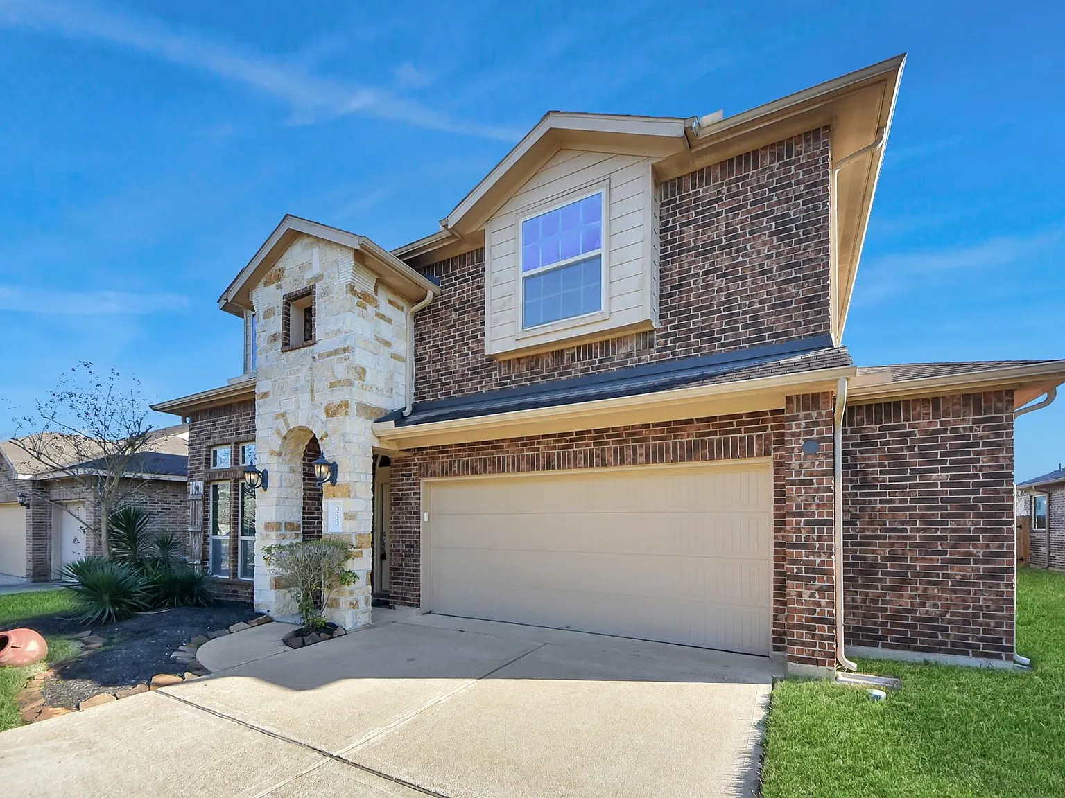 4 bed, 2.5 bath, 2401 sqft, $2,250 — Photo 3