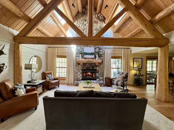 9107 Kelly Lake Dr, Clarkston, MI 48348
