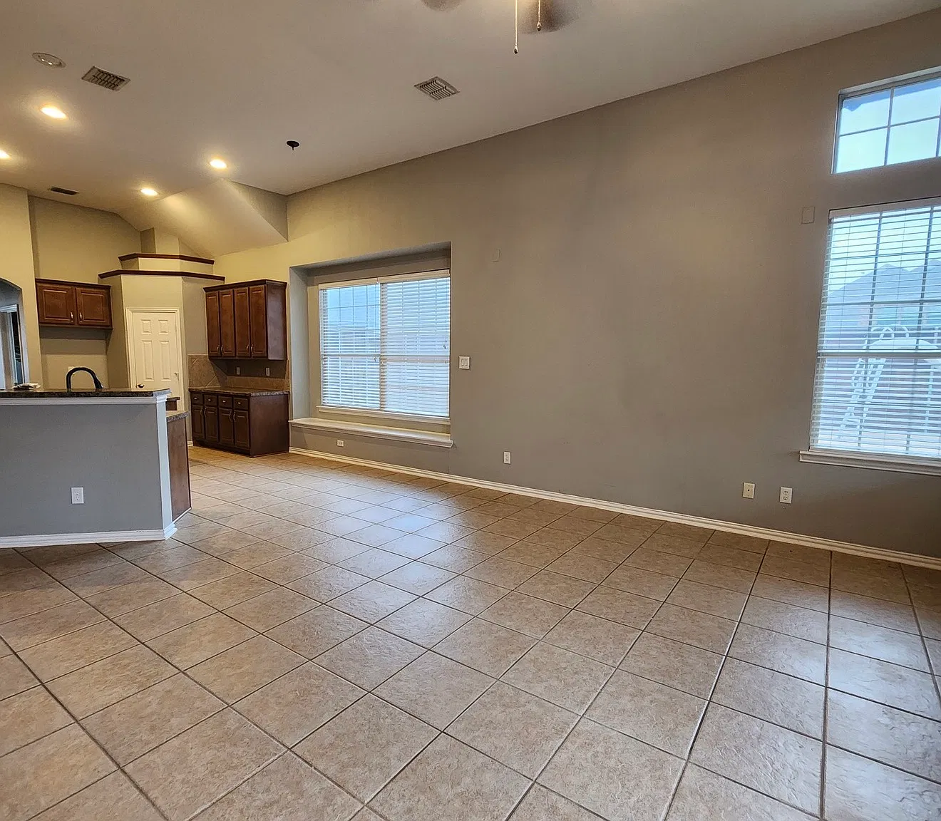 4 bed, 2342 sqft, $2,800 — Photo 4
