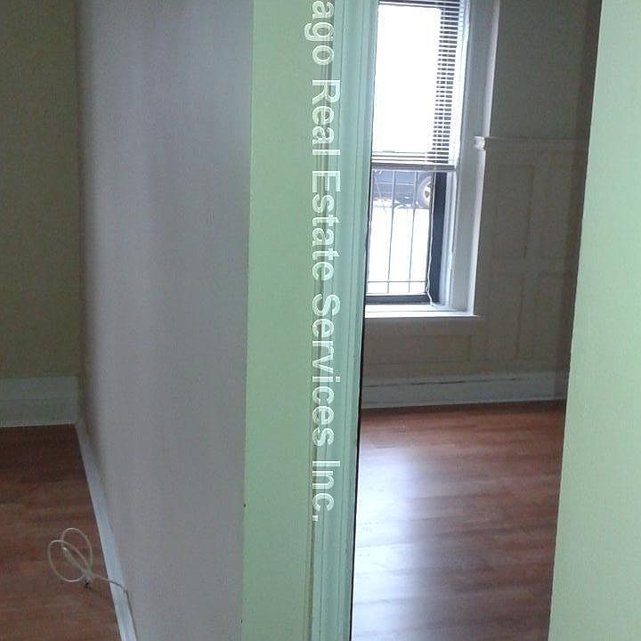 1st image of 948 W Cuyler Ave APT 1